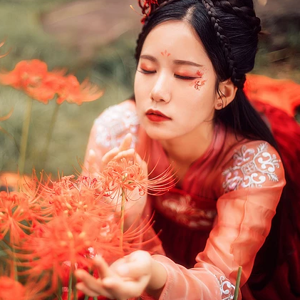 妖艷彼岸花紅衣女子頭像，唯美古風(fēng)真人頭像